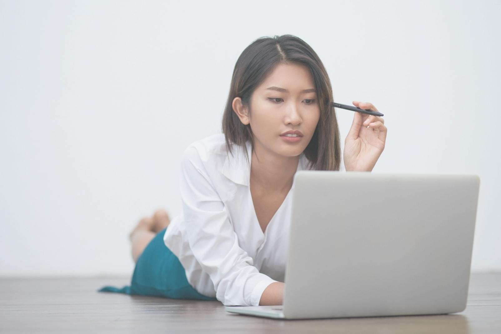 Professionista che lavora con tecnologie digitali per l'amministrazione pubblica